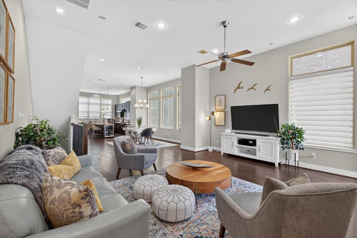 Pet-friendly Parkfront Home - Yard & Rooftop Views - Houston, TX