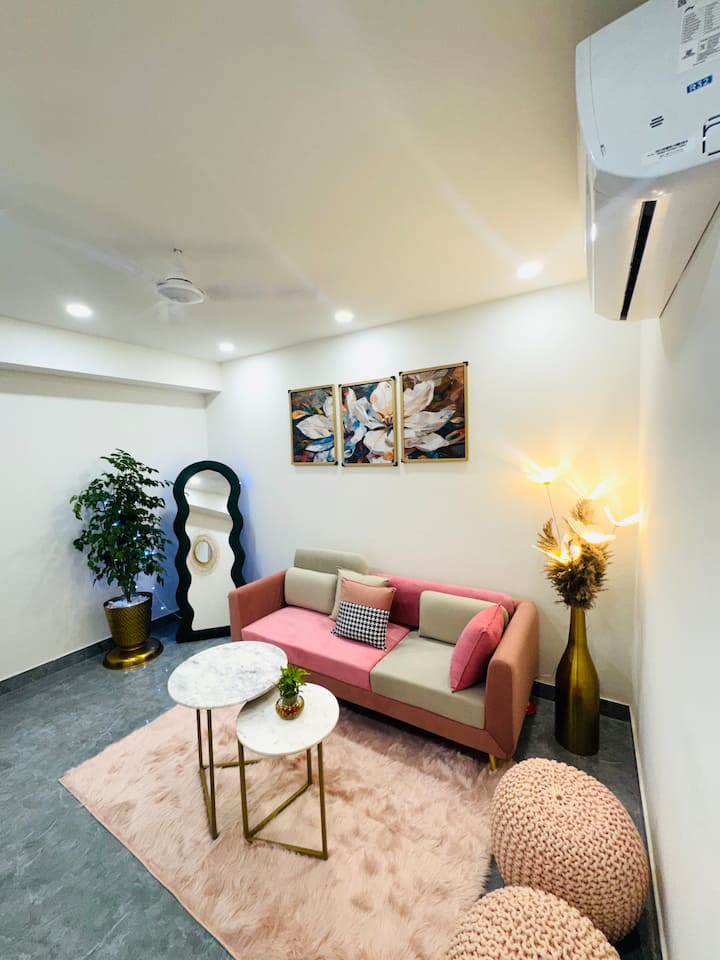 Cozy Couple Friendly - Jacuzzi Retreat | Projector - Delhi, India