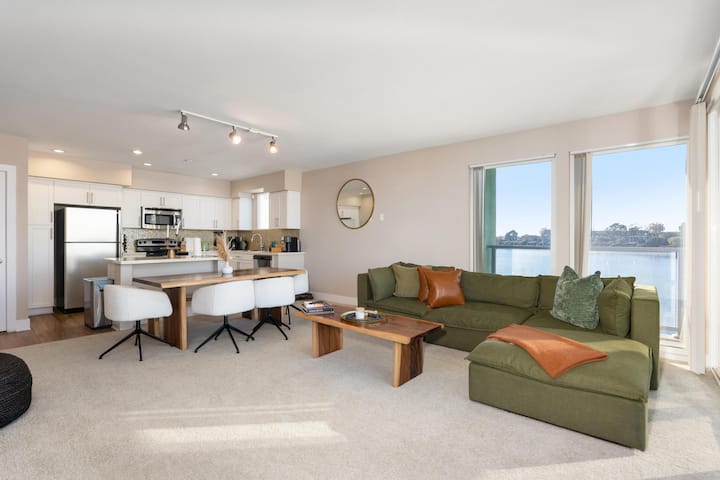Golden Hour Getaway I Water View • Pool • Gym - Marina del Rey, CA