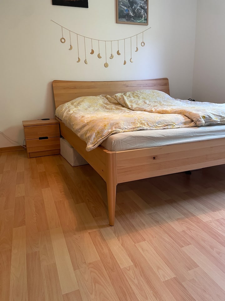 Nuestro dormitorio da al norte, hacia la vegetación (al menos en verano).