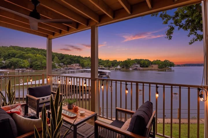 Colorful Lakefront Condo With Big Views - Lake Ozark, MO