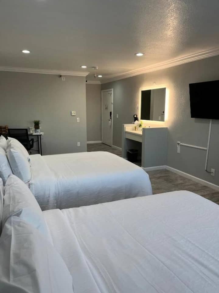 Steps From Disneyland Park + Free Breakfast - Anaheim, CA