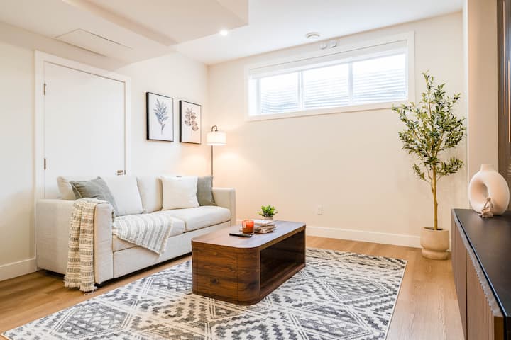 Stylish Retreat Near Dt W/ King Bed + Free Parking - Calgary