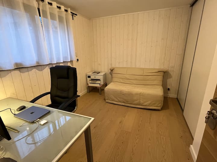 La habitación 5, que también sirve como oficina, ya que está en la parte trasera de la casa y es más tranquila