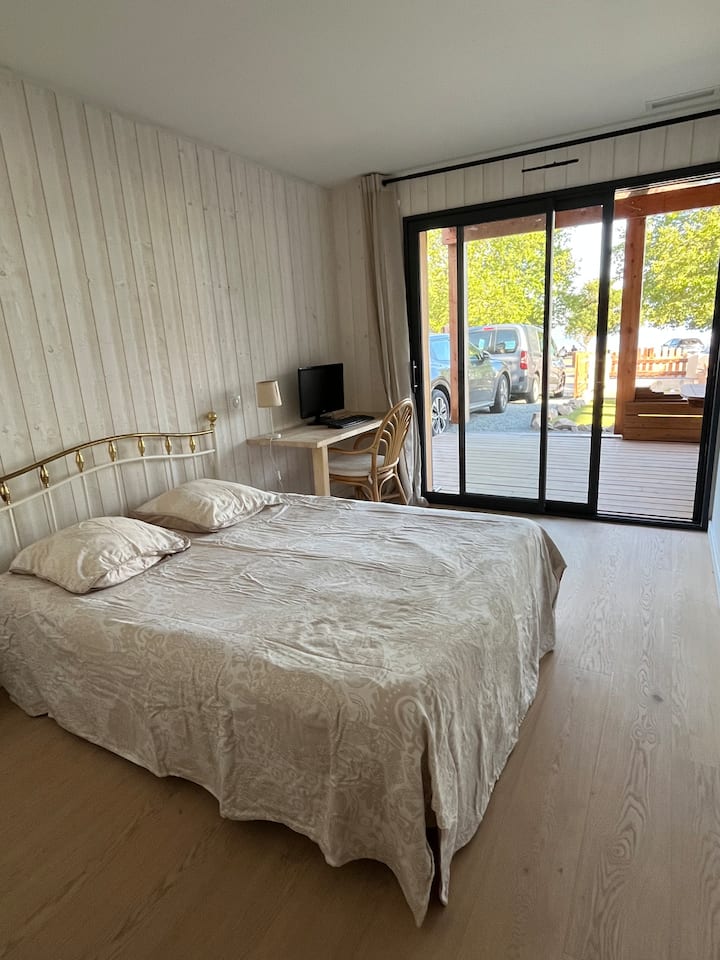 La suite principal en la planta baja con acceso a la terraza de la planta baja