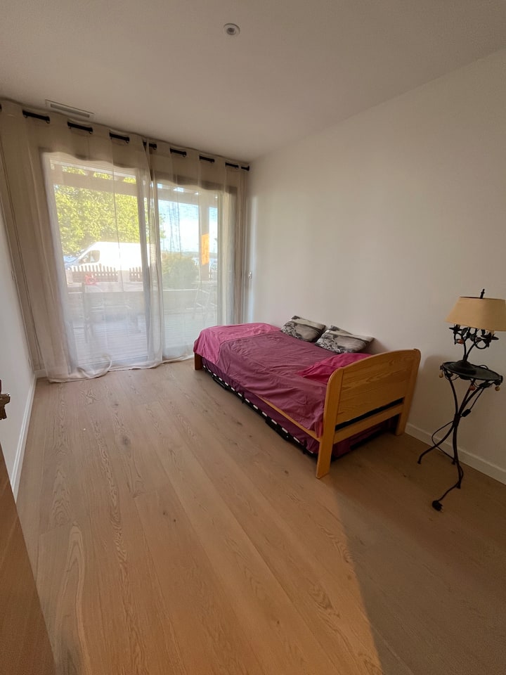 La habitación de los niños también tiene acceso a la terraza de la planta baja. La segunda cama es visible debajo de la primera, tiene ruedas y se eleva a la altura de la primera
