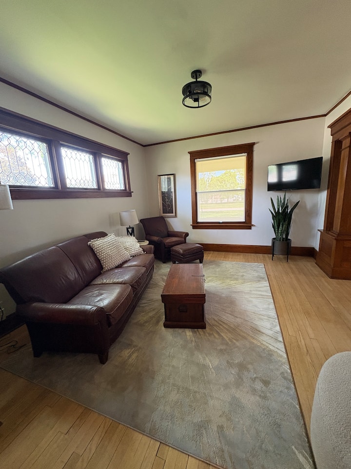 Historic 5 Br Family Getaway Near Omaha & Lincoln! - Gretna, NE