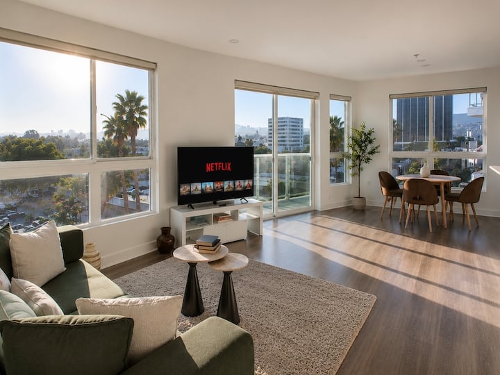 Sunset & Palms Views • Free Parking, Pool & Gym - Beverly Hills, CA