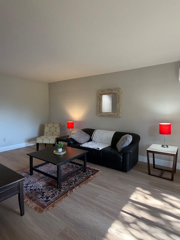 Wonderful Wortley Village 1bd Apartment - London