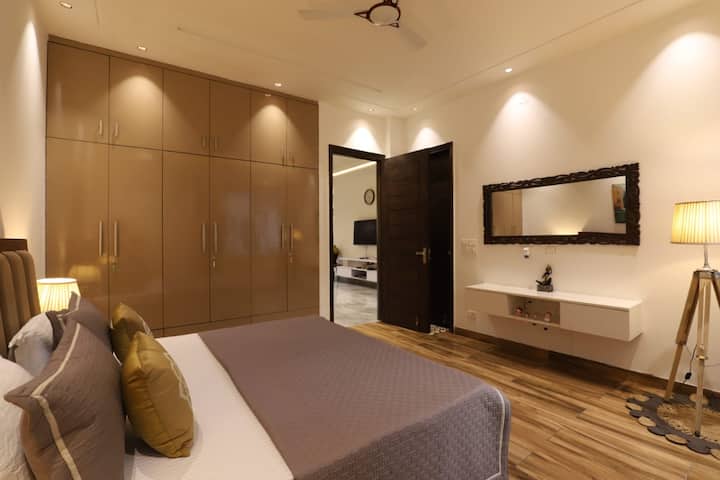Velmora Royal Villa & Party Pool - Noida