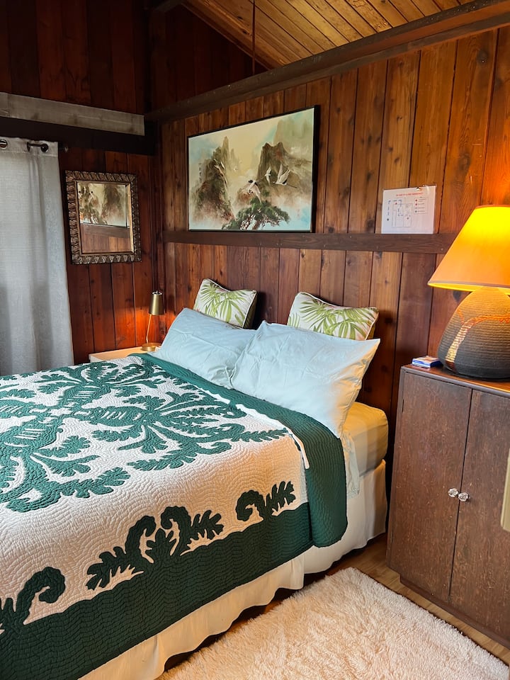 California king bed with hotel collection sheets and authentic handmade hawaiian quilt