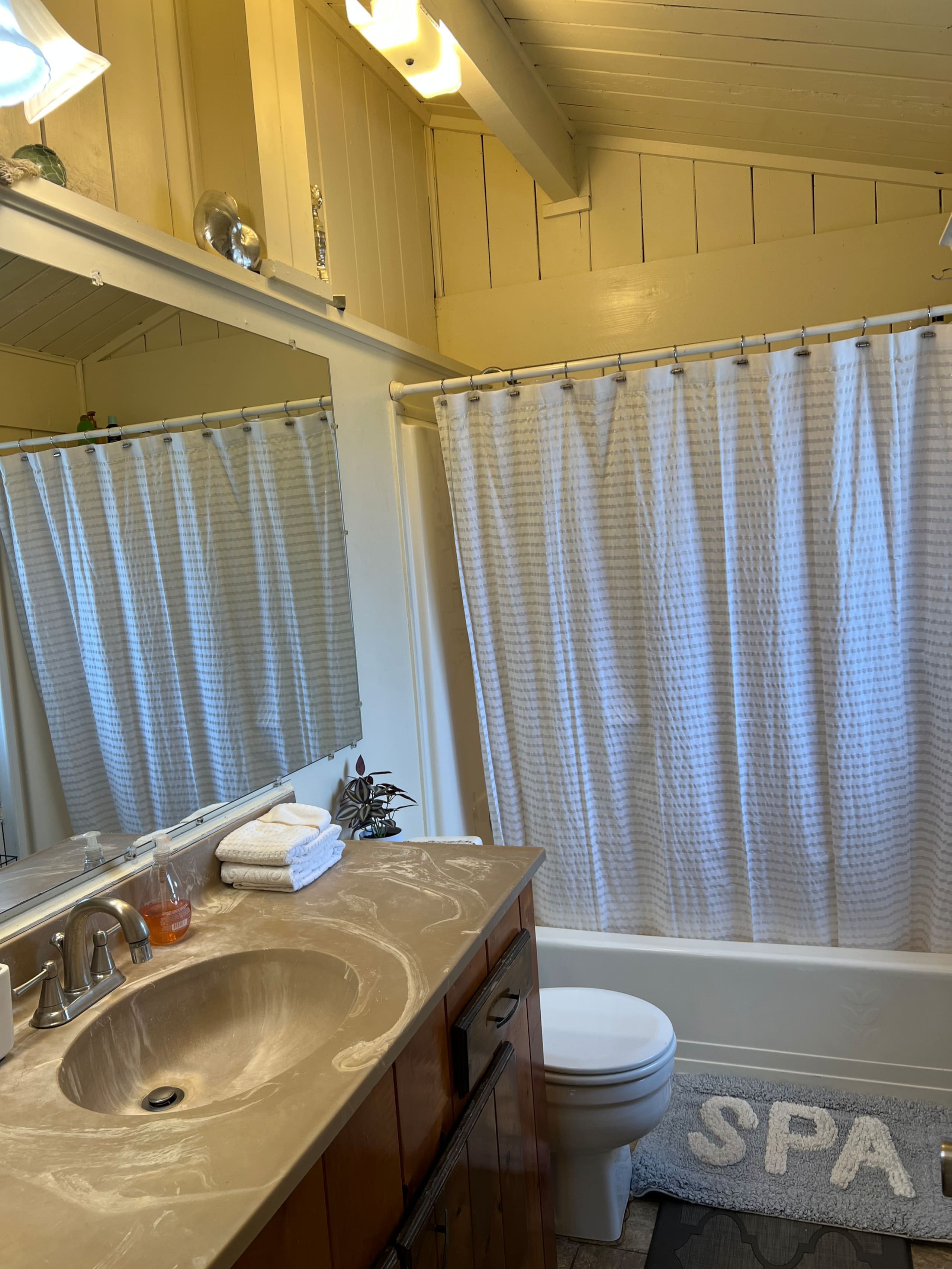 Guesthouse in Maui County · ★4.79 · 1 bedroom · 2 beds · 1 bath - Image 8