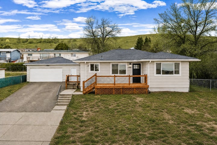 Ez Stay: 3br/2ba Modern Home W/ Office & Deck - Great Falls, MT
