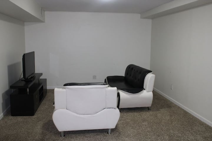 3 Br|1.5 Ba Entire Condo Near The Airport - Grand Rapids, MI