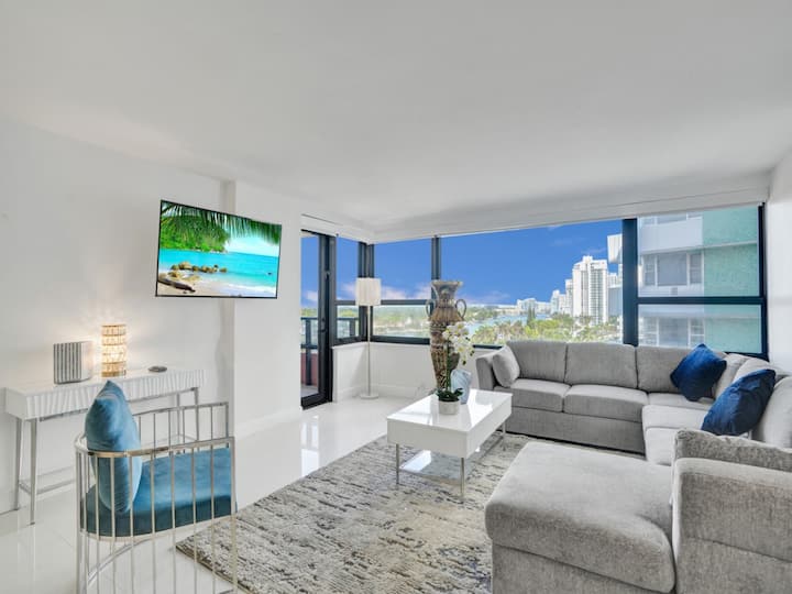 Spacious 2br Resort Condo | Beach, Pool & Gym 1020 - Miami Beach, FL