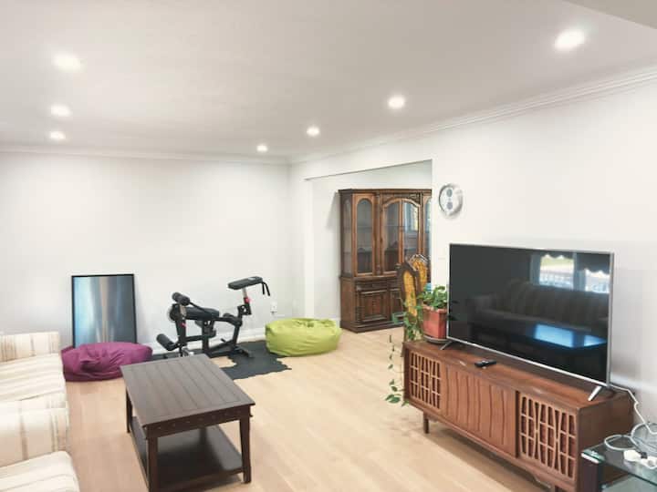 Spacious 3br Family Home Near Fairview Mall - Toronto