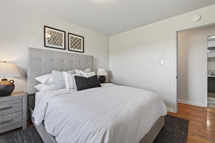 Recámara luminosa y acogedora con una lujosa cama tamaño king y una elegante decoración neutra