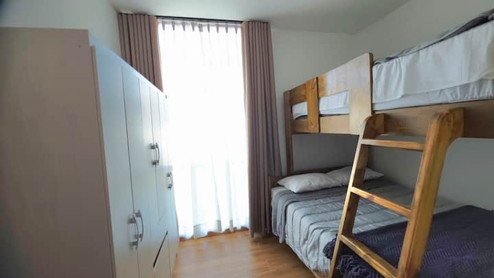 Cuenta con un práctico camarote (litera); la cama inferior es de 2 plazas y la superior es de 1.5 plazas. Equipada con ventilador.