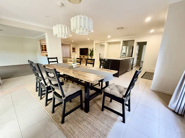 Spacious Rochedale home away from home gallery image 2