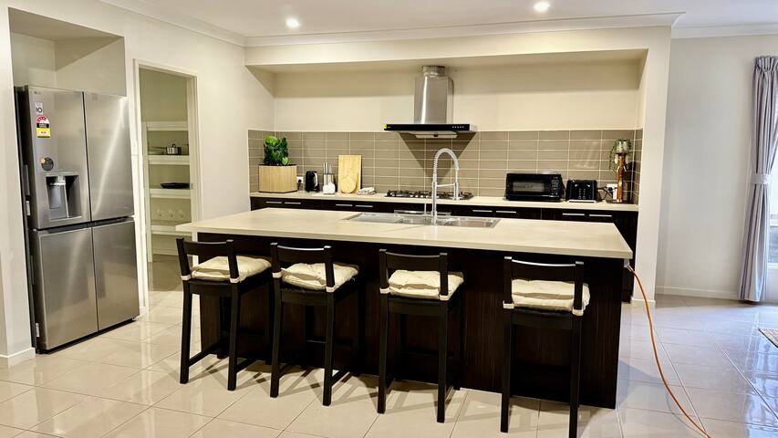 Spacious Rochedale home away from home gallery image 4