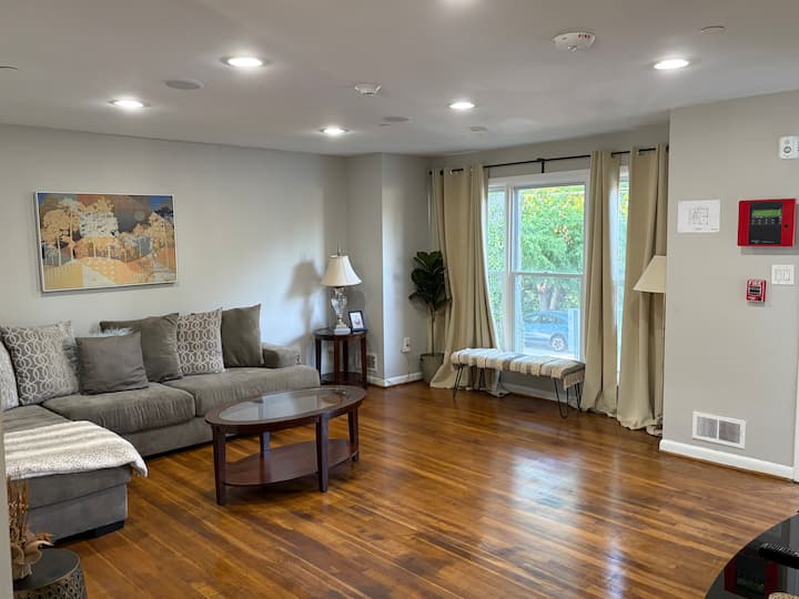Renovated 7br Nw Dc Home | Easy Parking - Silver Spring, MD