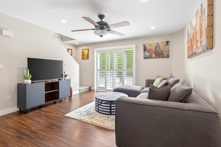 Surrey 2bd Escape W/ Pool Access - Surrey