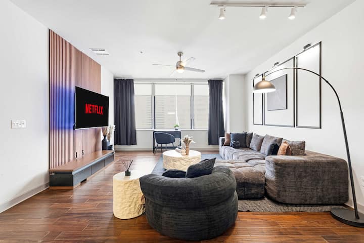 High-floor King Suite | Pool + Gym + Views - Lower Greenville - Dallas