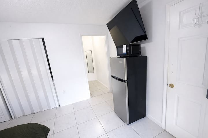 Room With A Private Entrance - Miramar, FL