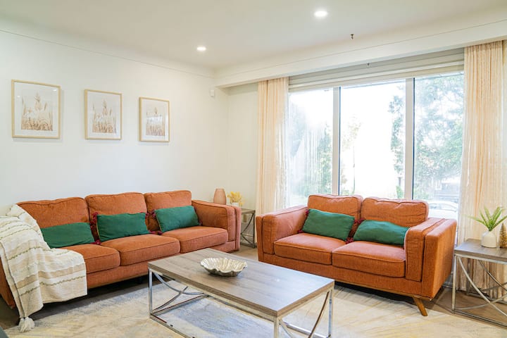 Spacious 5 Bedroom Retreat Near Niagara Fall! - Niagara Falls