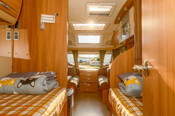 Family Twin Caravan Retreat With Private Toilet - Wanaka