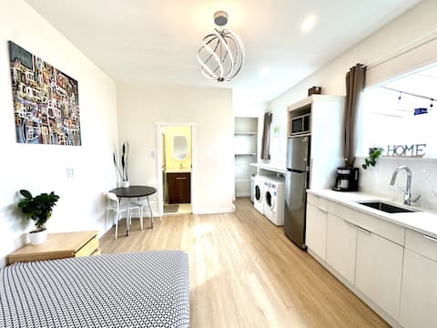 Top performing Airbnb: Cozy new renovated studio, private yard suite, AC in Burnaby