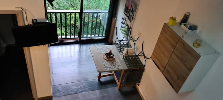 eneo la kulia chakula na mwonekano wa ghuba kutoka mezanini