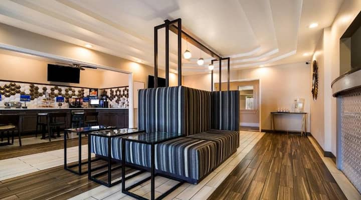 Comfortable Suite 227 • Free Breakfast • Hot Tub - Topeka, KS