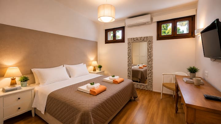 Lower Level - Bedroom 4 with queen-size bed