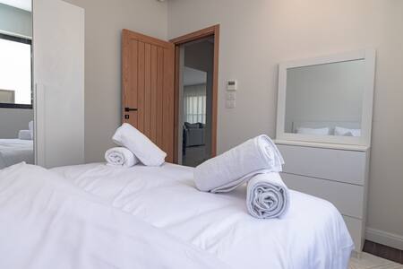 The Residence, 2BR Lakeview residence. — 5