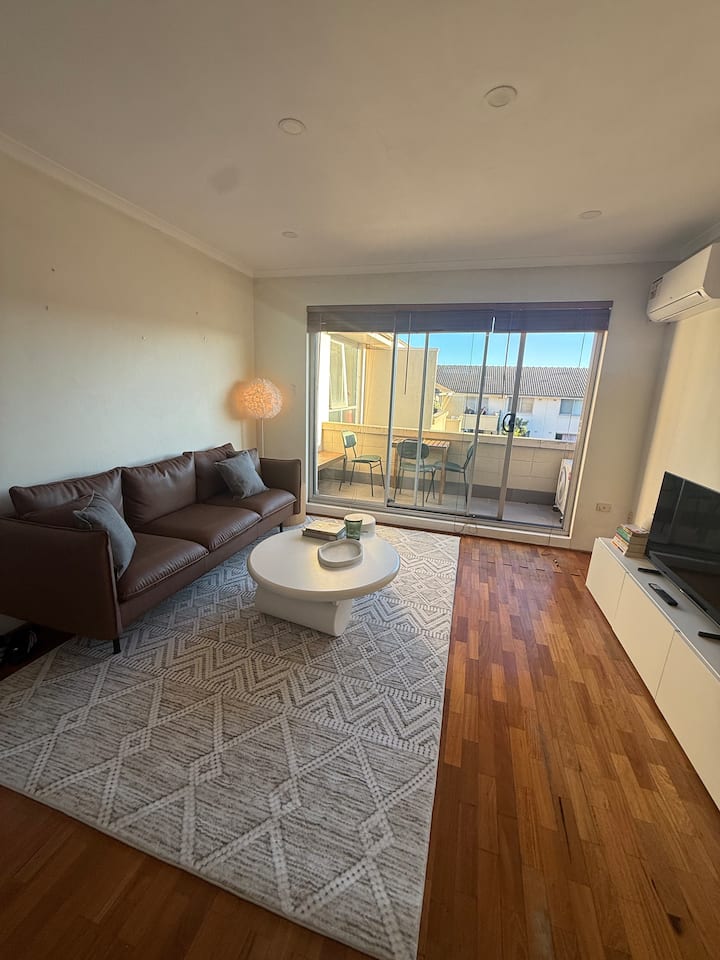 Bright 2br With Free Parking, Balcony And Pool - Bondi Beach