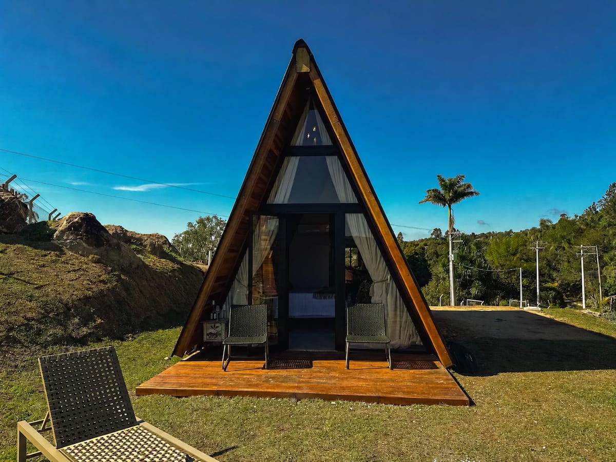 Área externa privativa da cabana com vista para as montanhas