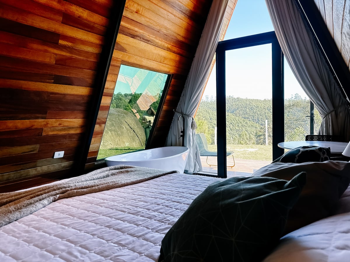 Quarto com cama queen e rede