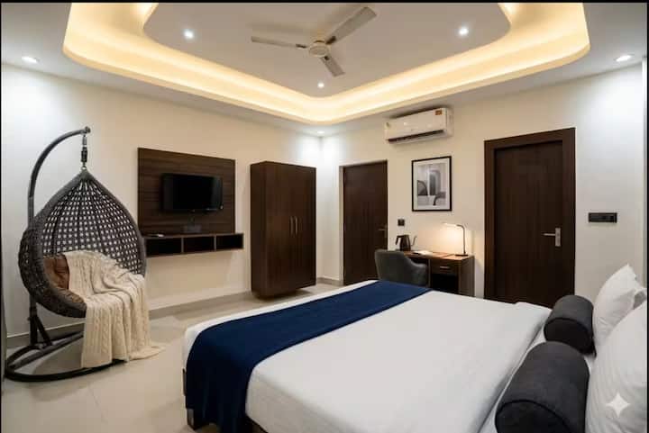 4br Weekend Escape For Chill Under Sky's Roof - Noida