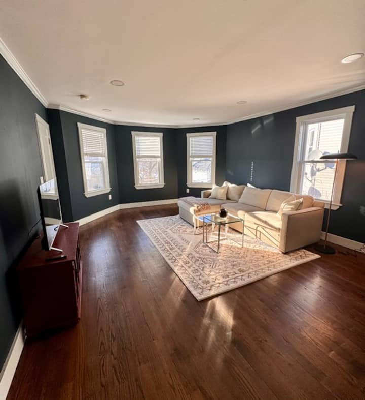 Walkable Downtown Salem: 3br/2ba Private Top Unit - Salem, MA
