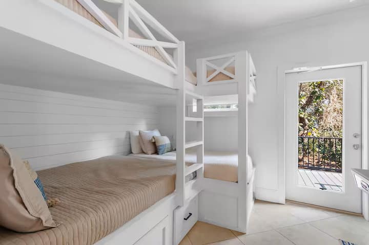 O quarto com beliches tem duas camas de casal e dois beliches de solteiro