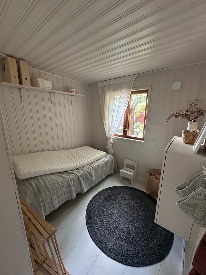 Børneværelse i hovedhuset med seng + madras