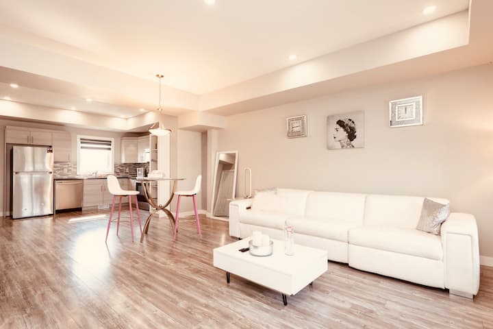 Entire Townhouse With Hottub & Backyard! - Winnipeg