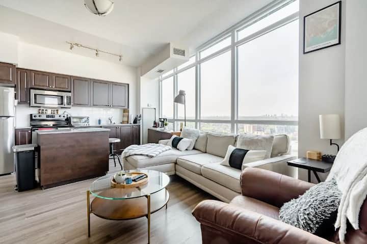 2 Bedroom & Free Parking: Perfect Toronto Location - Toronto