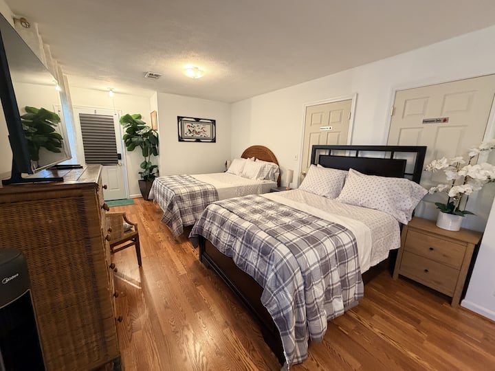 Spacious Private Suite In Lilburn | Sleeps 4 - Stone Mountain, GA