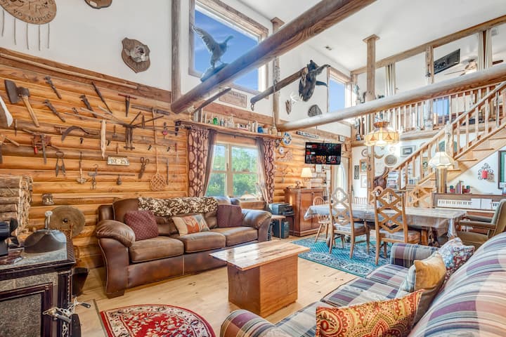 Eclectic Log Cabin W Hot Tub & Sauna Near Trail - Front Royal, VA