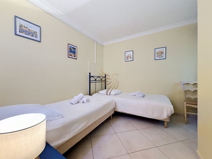 Imagine a dos amigos que llegan después de un día de exploración: las camas blancas listas, las toallas enrolladas y la luz tenue de la lámpara invitan a una noche tranquila en esta habitación con encanto provincial.