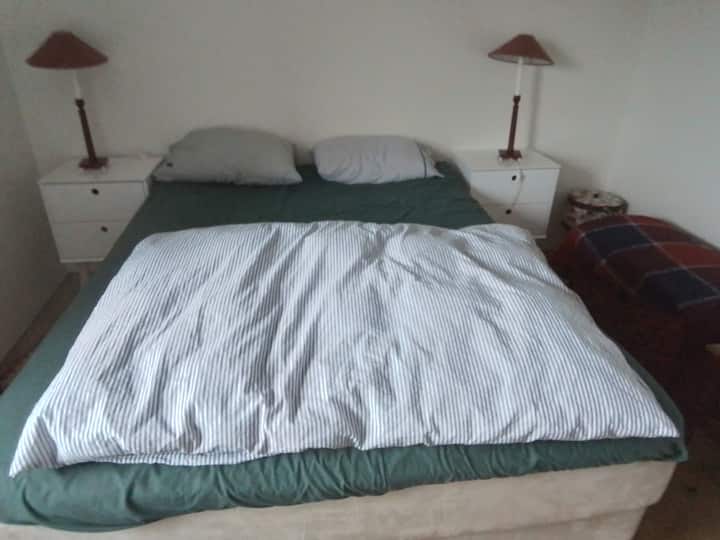 เตียงใหญ่ 150 × 200 ซม.