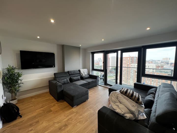 High-rise 2br | Balcony & City Views | Sleeps 8 - Leeds