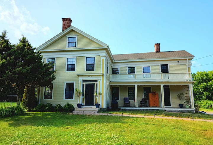 Mystic Historic Farmhouse With Firepit - 미스틱